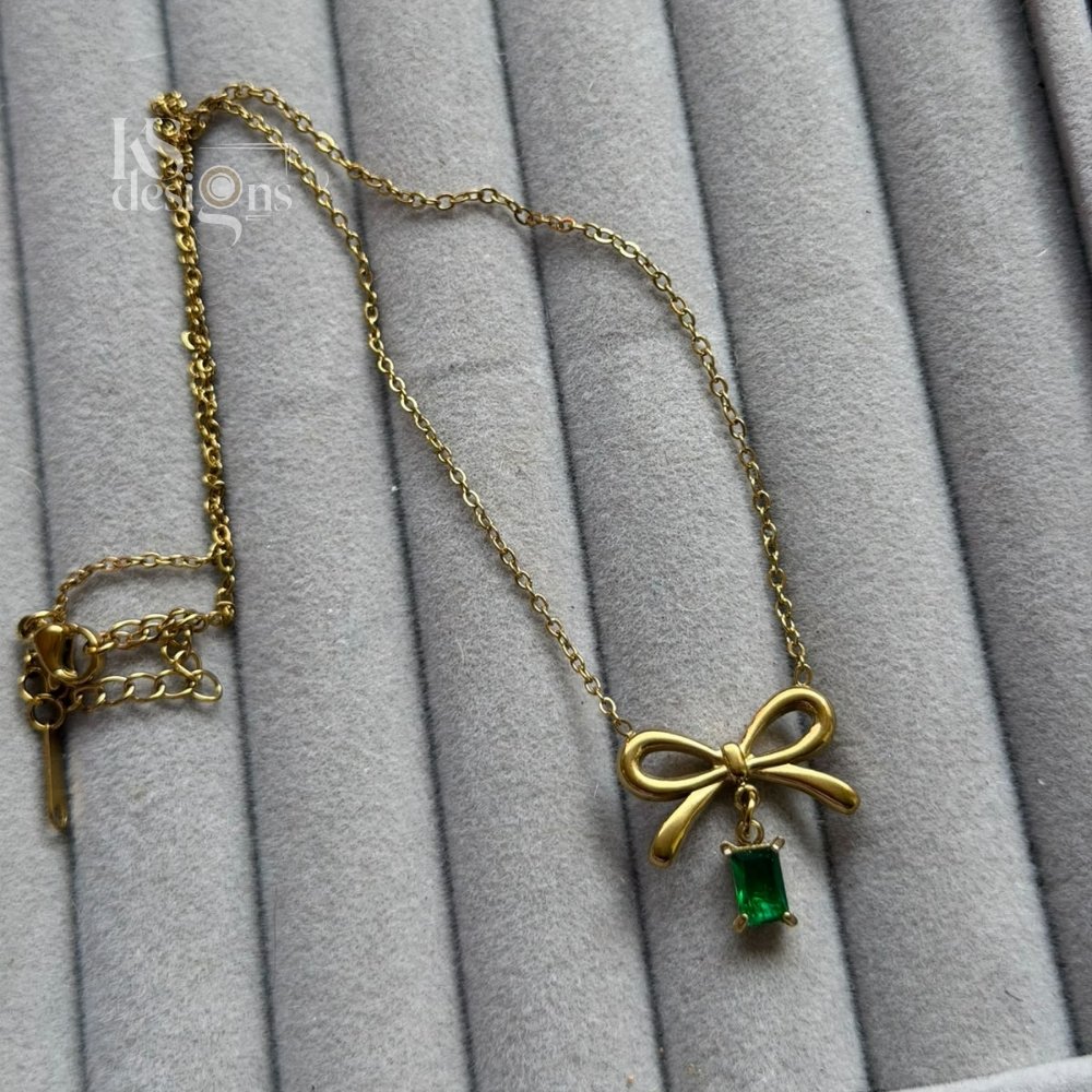 Golden Bow Necklace with Emerald Charm Golden Bow Necklace with Emerald Charm - Image 3