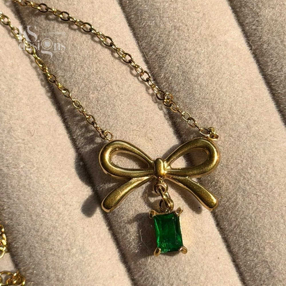 Golden Bow Necklace with Emerald Charm Golden Bow Necklace with Emerald Charm - Image 4